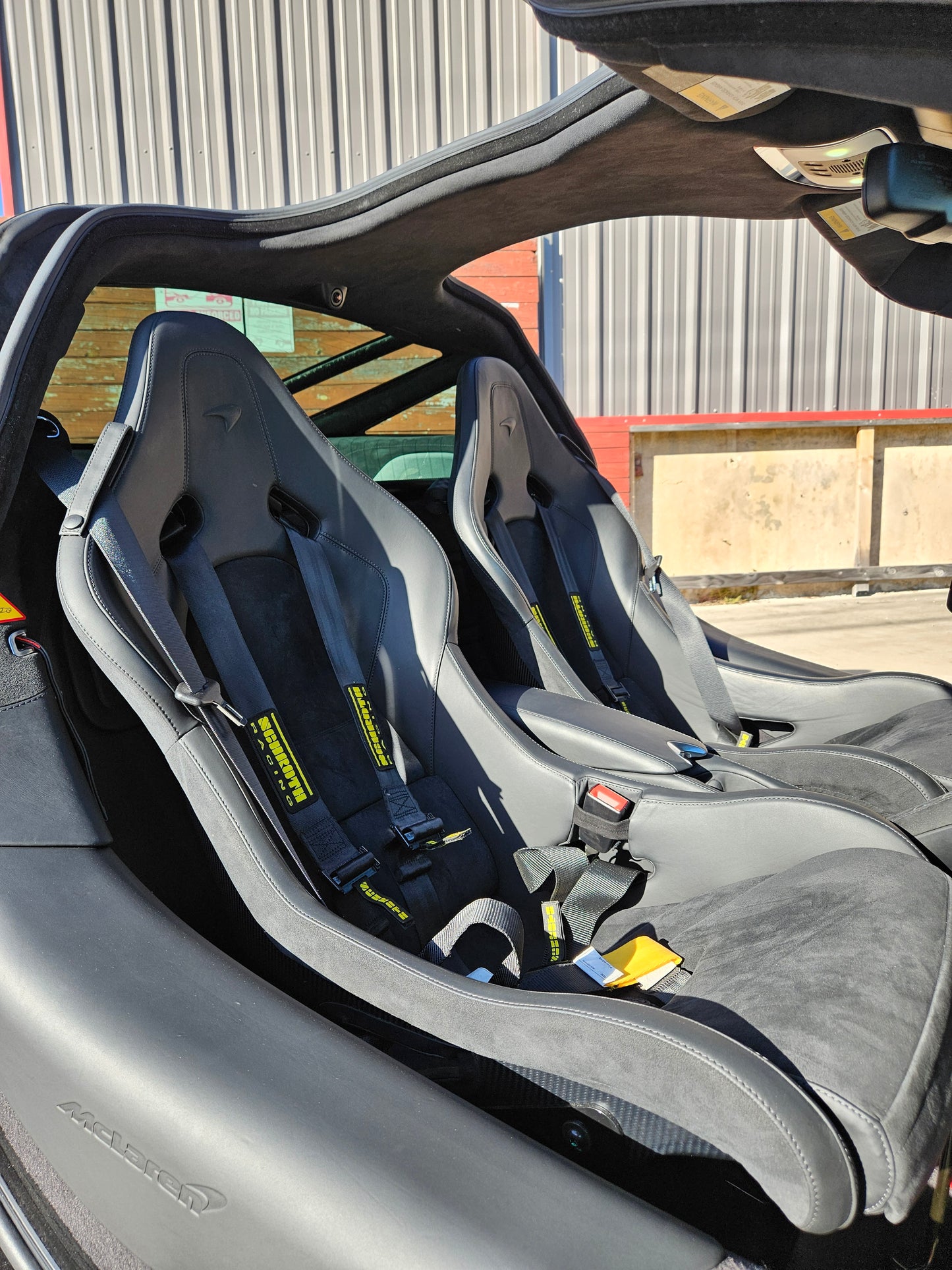 Mclaren 720S Coupe seats featuring 6pt racing harnesses for enhanced safety and style in a sleek interior.